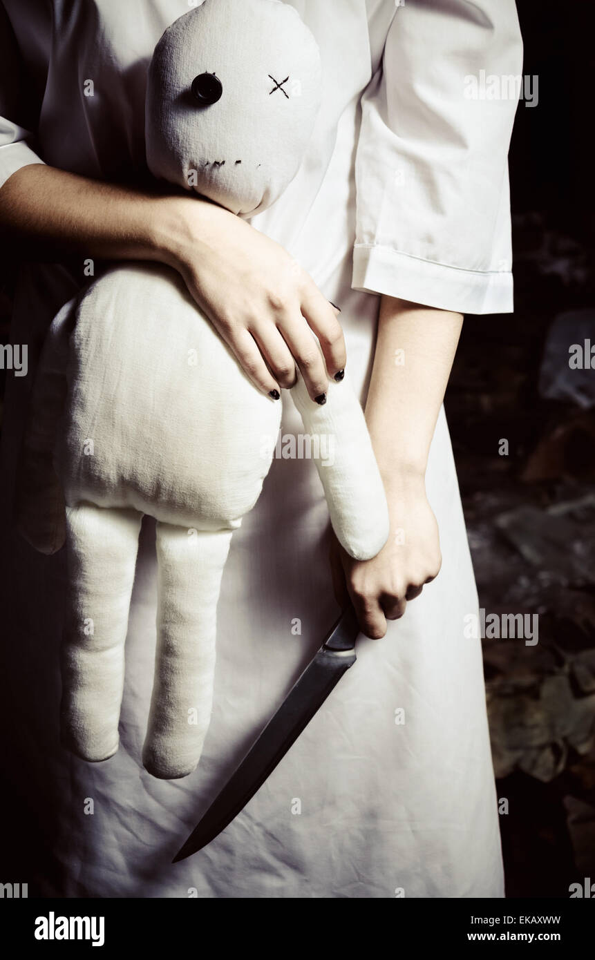 Horror-Stil gedreht: Mizzi Puppe und Messer in jemandes Hände Stockfoto