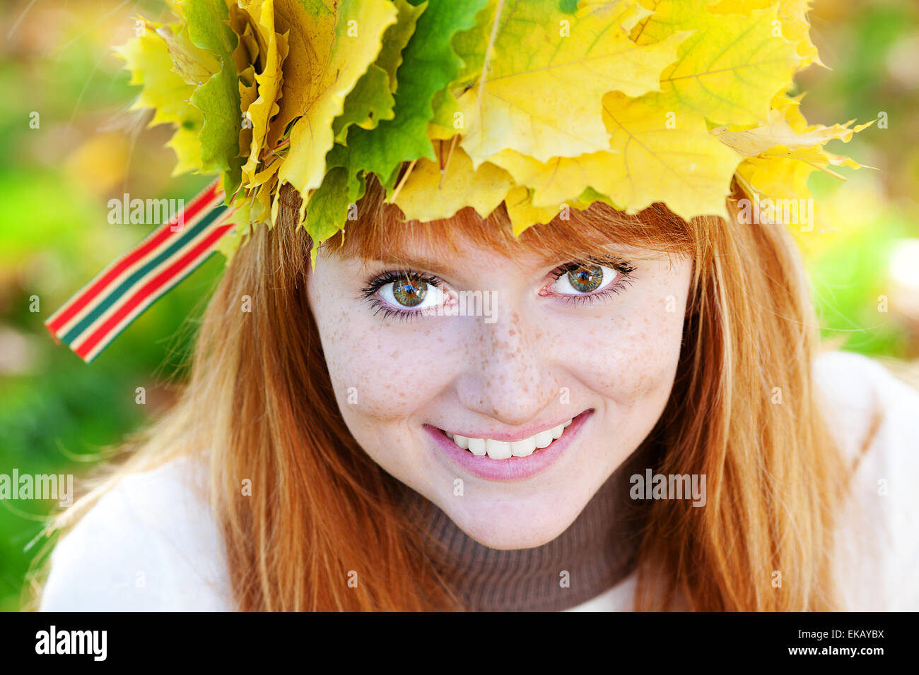 Porträt einer schönen junge rothaarige Teenager Frau im Kranz Stockfoto