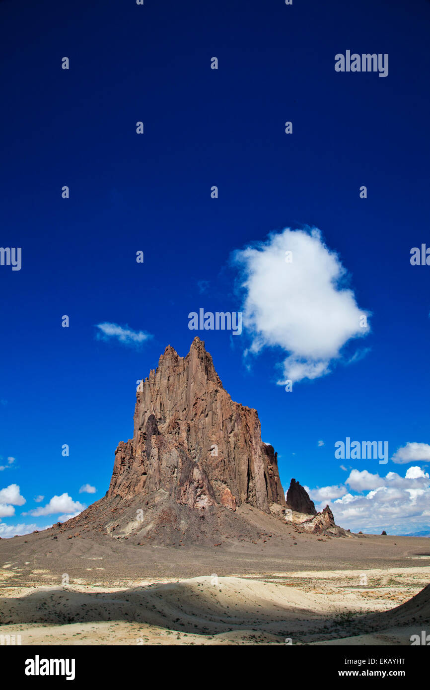 Shiprock ist hoch aufragenden siebzehn hundert Fuß über der Ebene, ein Überbleibsel aus einem vulkanischen Kern aus Basalt. Stockfoto