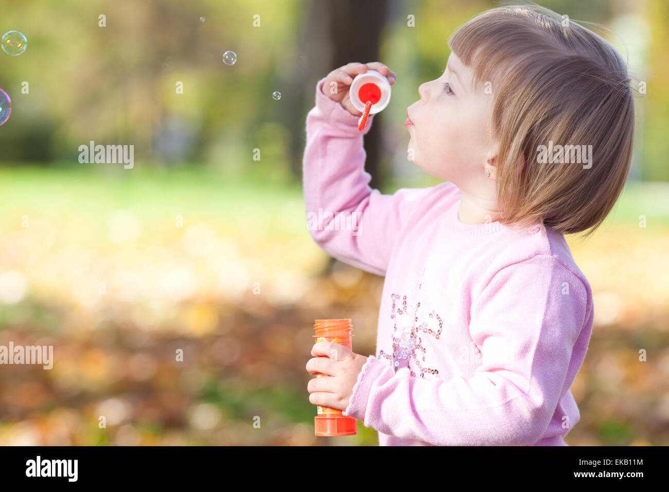 wunderschönes kleines Mädchen machen Blase Gebläse auf den herbstlichen Wald Stockfoto