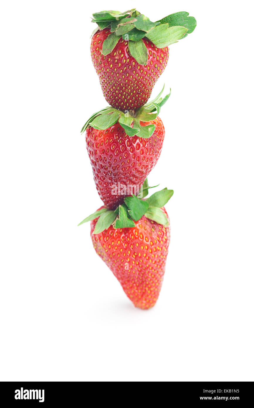 Gleichgewicht zwischen Sie Erdbeeren und Minze isoliert auf weiss Stockfoto