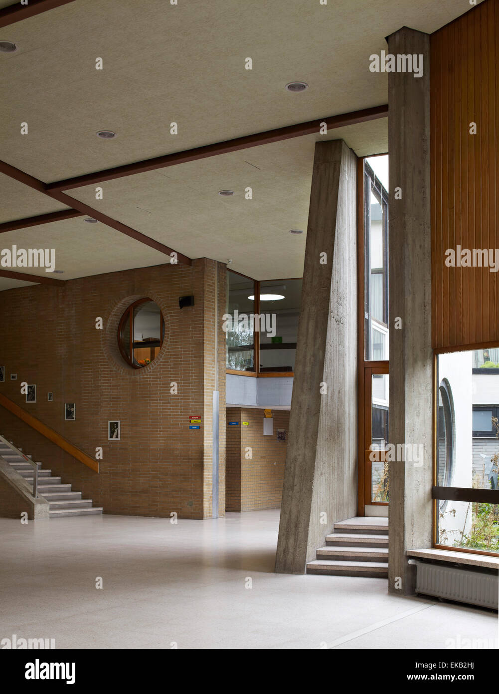 Zirkulation Raum und Fenster in Eingangshalle. Scharouns Marl-Schule, Marl,  Deutschland. Architekt: Hans Scharoun, 1975 Stockfotografie - Alamy