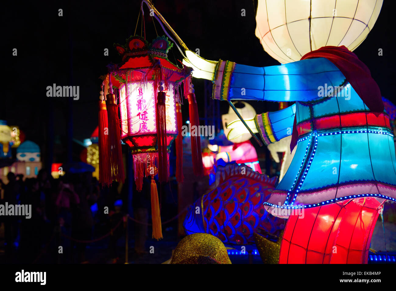 Laternen auf öffentlichen Anzeigen im Frühjahr Laternenfest, Kowloon Public Pier, Hong Kong Stockfoto