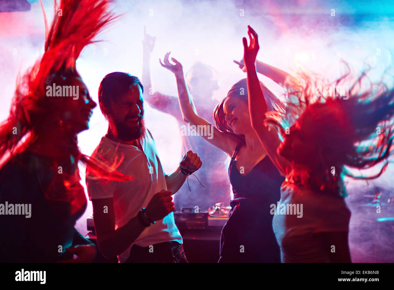 Freundeskreis energetischer Tanz im Nachtclub Stockfoto