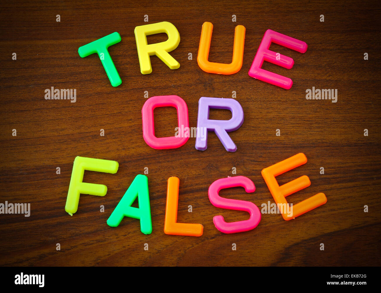 True oder False in bunten Spielzeug-Buchstaben auf Holz Hintergrund Stockfoto