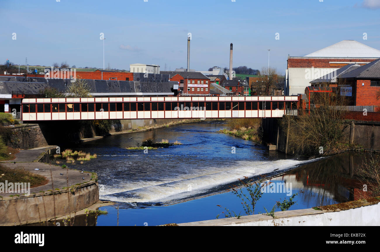 Rotherham Yorshire UK - Weir und Fluss Don Kanal läuft Durch das Stadtzentrum Stockfoto