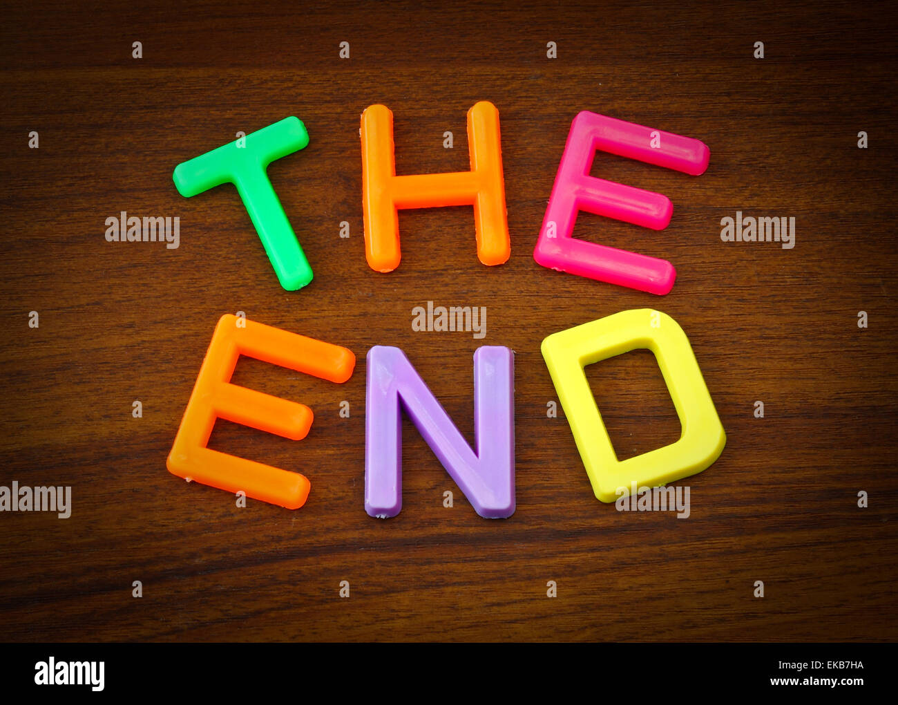 Ende in bunten Spielzeug-Buchstaben auf Holz Hintergrund Stockfoto