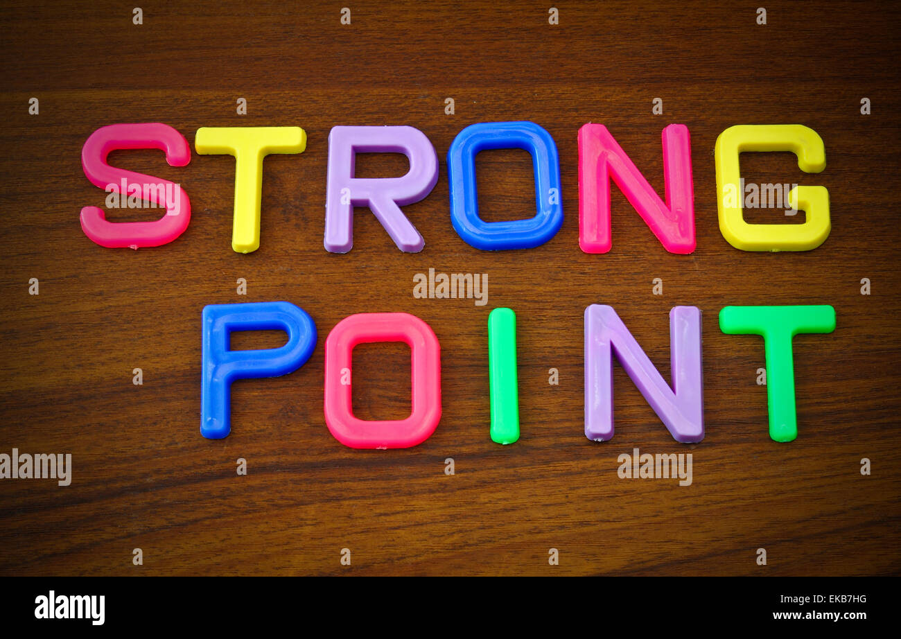 Stärke in bunten Spielzeug-Buchstaben auf Holz Hintergrund Stockfoto