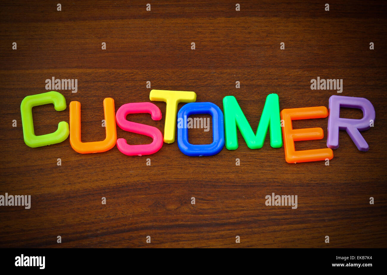 Kunden in bunten Spielzeug-Buchstaben auf Holz Hintergrund Stockfoto