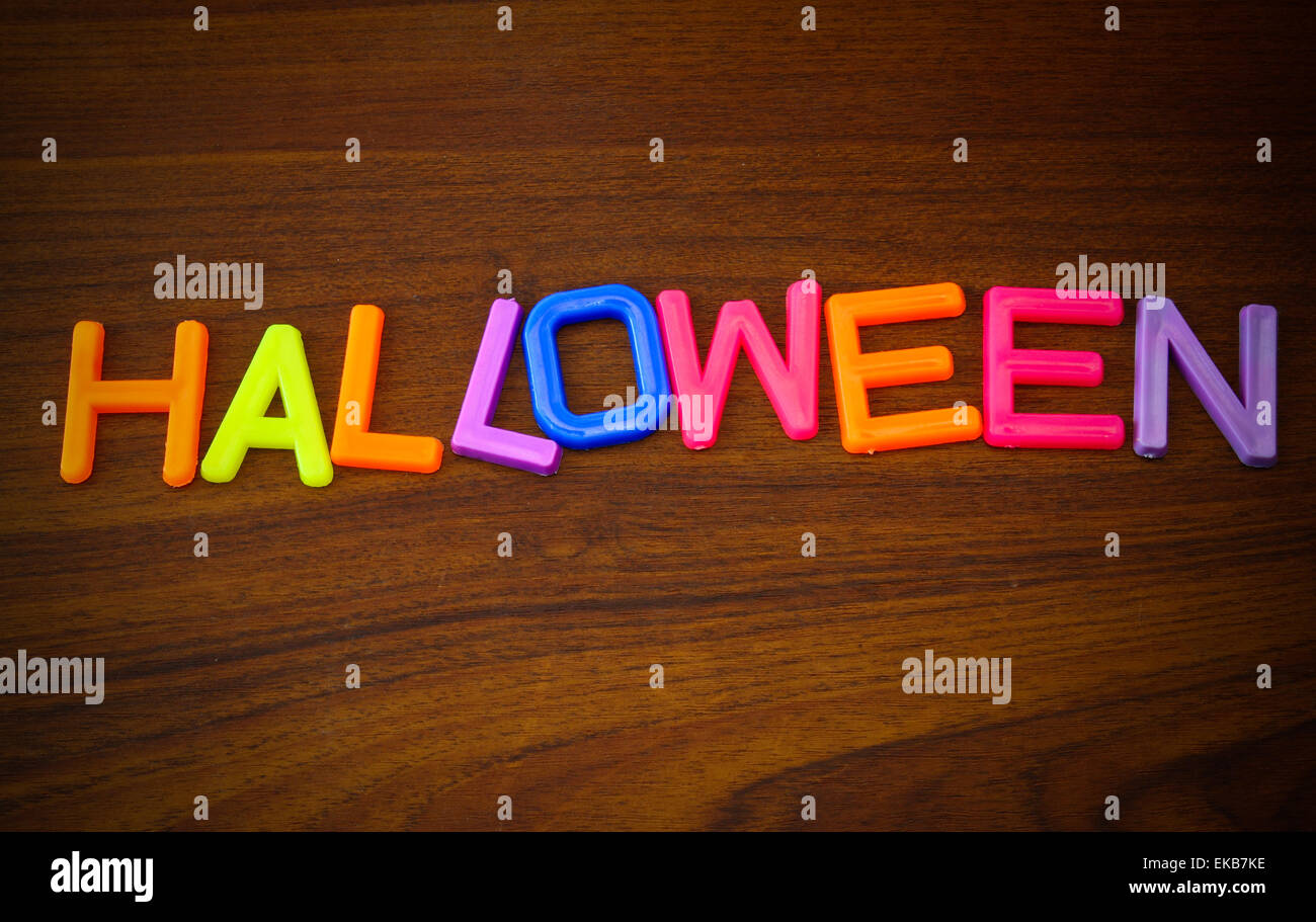 Halloween in bunten Spielzeug-Buchstaben auf Holz Hintergrund Stockfoto