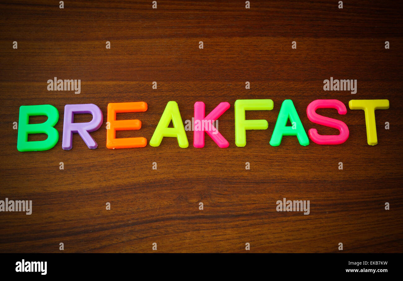 Frühstück im bunten Spielzeug-Buchstaben auf Holz Hintergrund Stockfoto