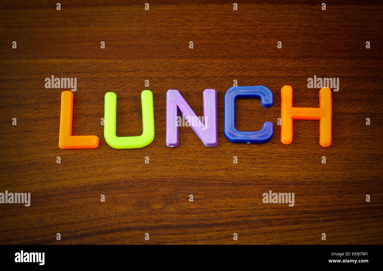 Mittagessen in bunten Spielzeug-Buchstaben auf Holz Hintergrund Stockfoto