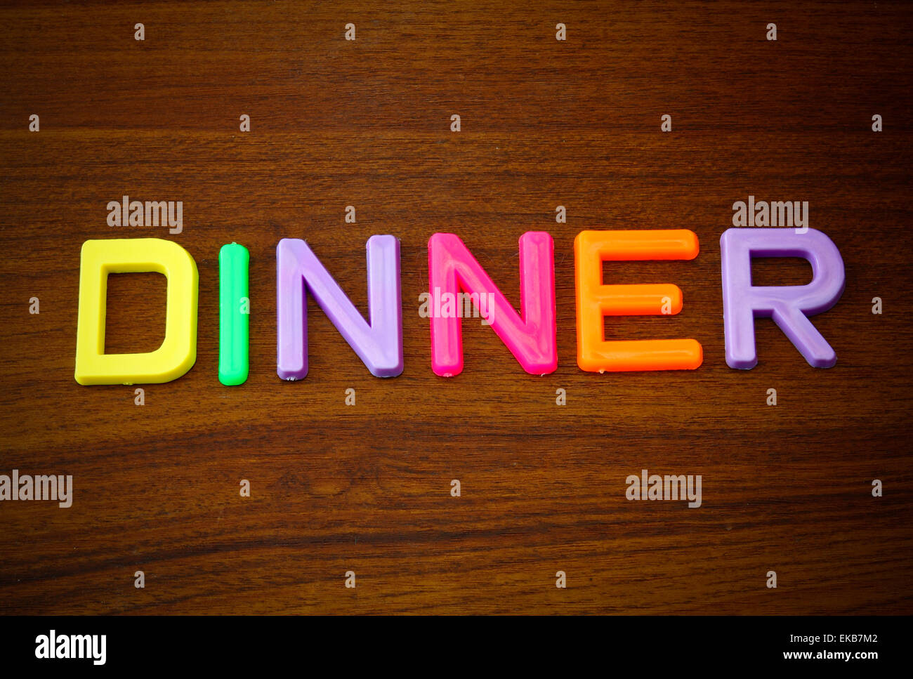 Abendessen in bunten Spielzeug-Buchstaben auf Holz Hintergrund Stockfoto