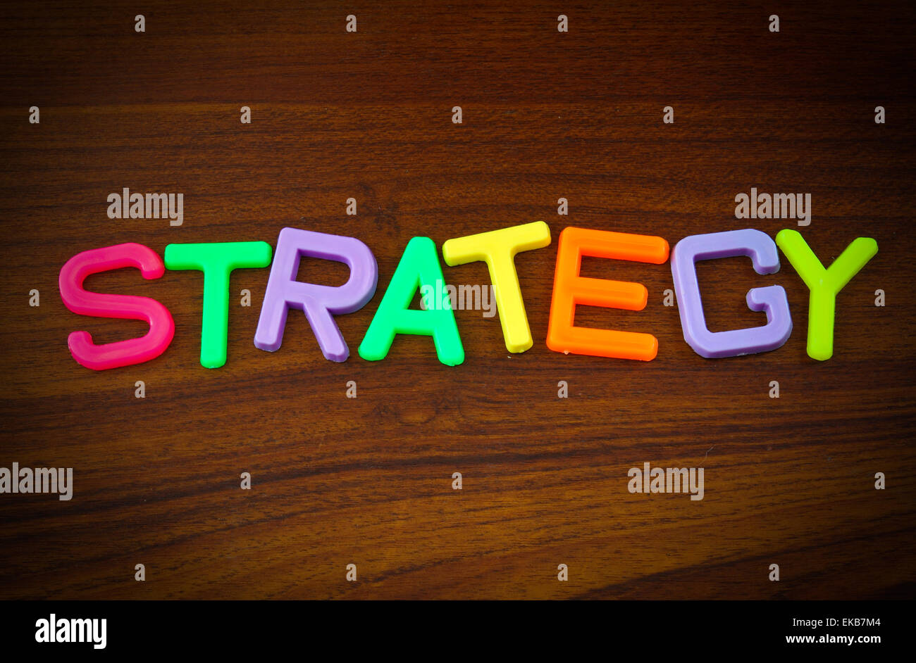 Strategie in bunten Spielzeug-Buchstaben auf Holz Hintergrund Stockfoto