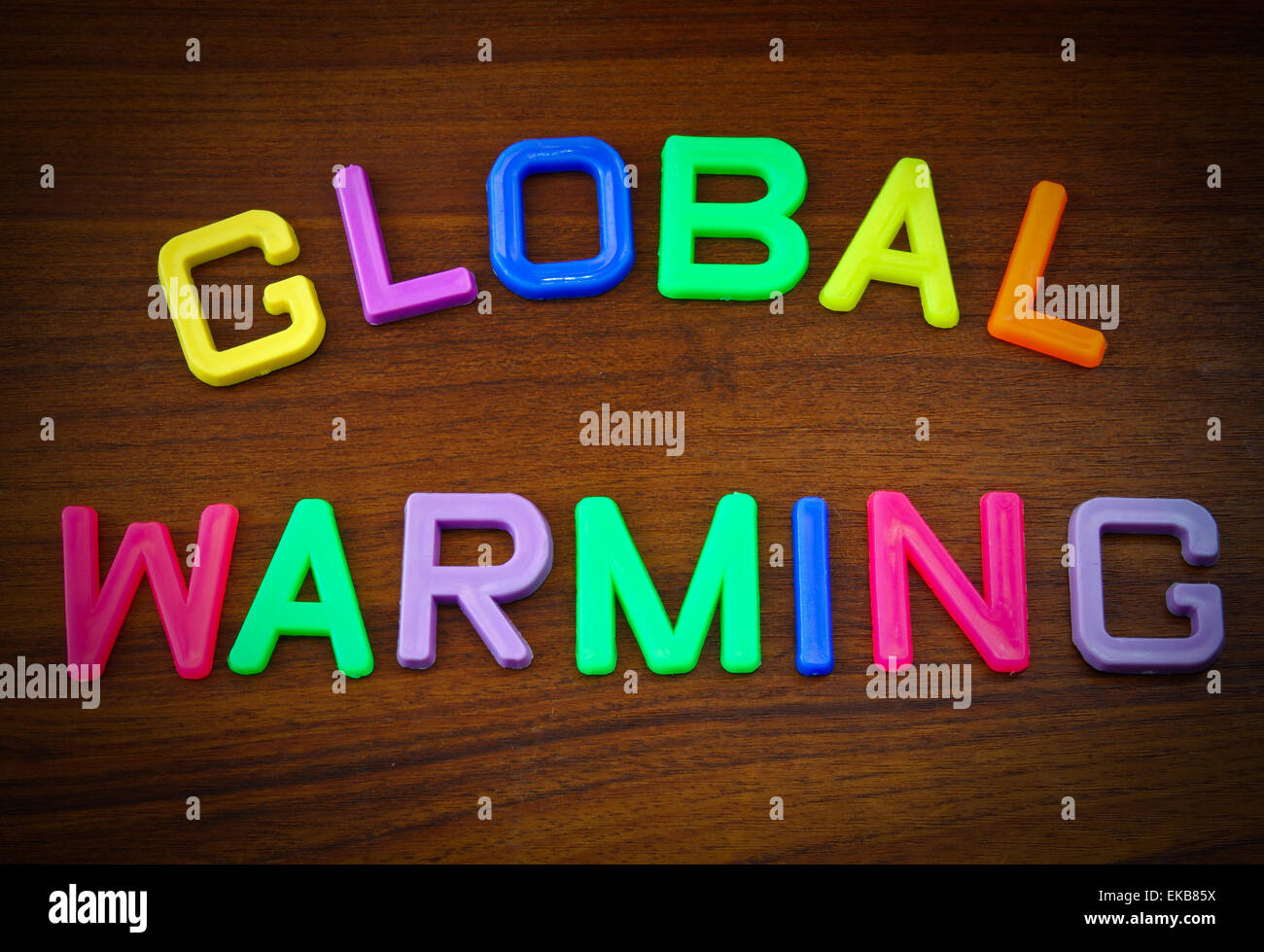 Die globale Erwärmung in bunten Spielzeug-Buchstaben auf Holz Hintergrund Stockfoto