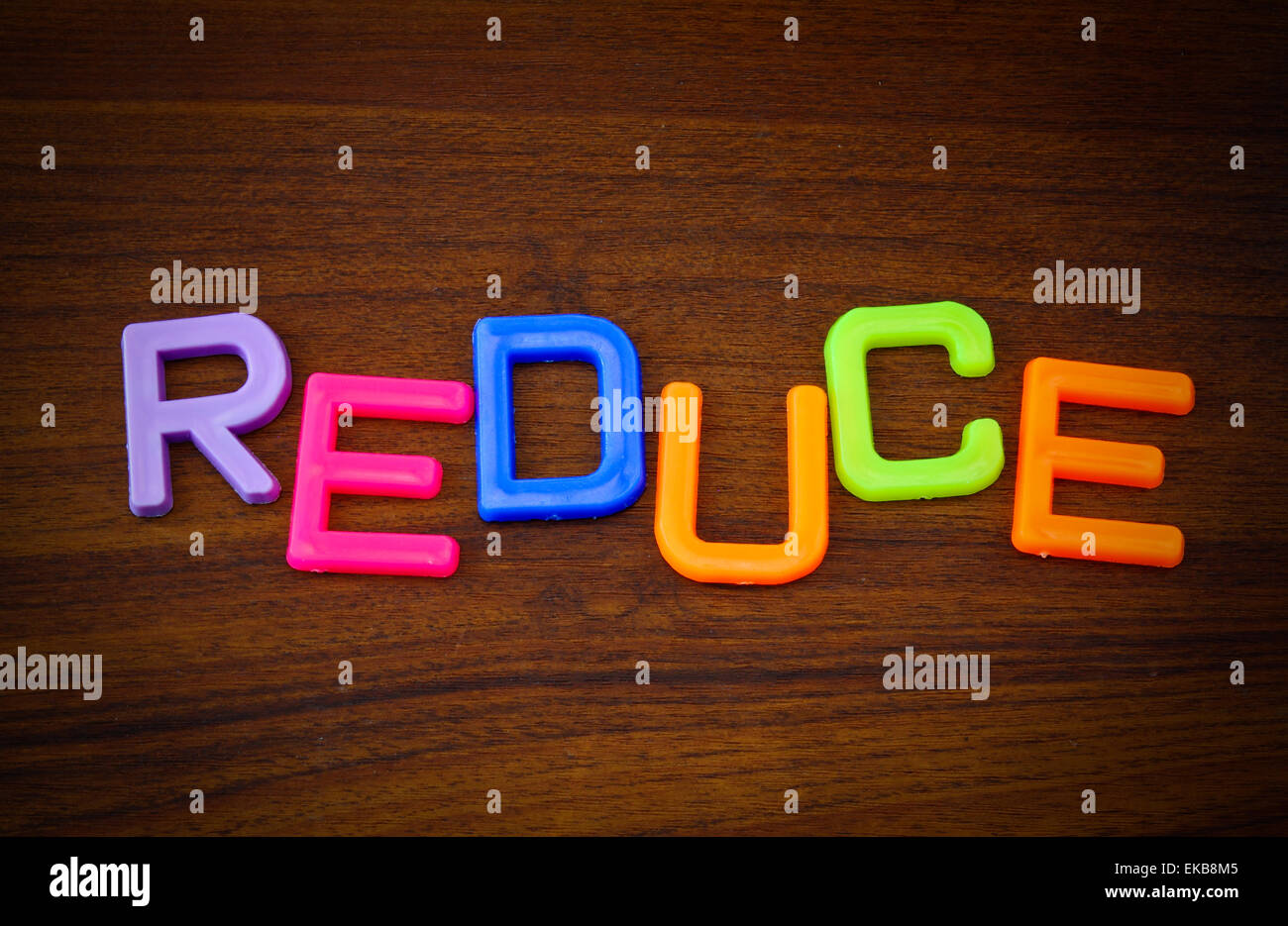 In bunten Spielzeug-Buchstaben auf Holz Hintergrund reduzieren Stockfoto