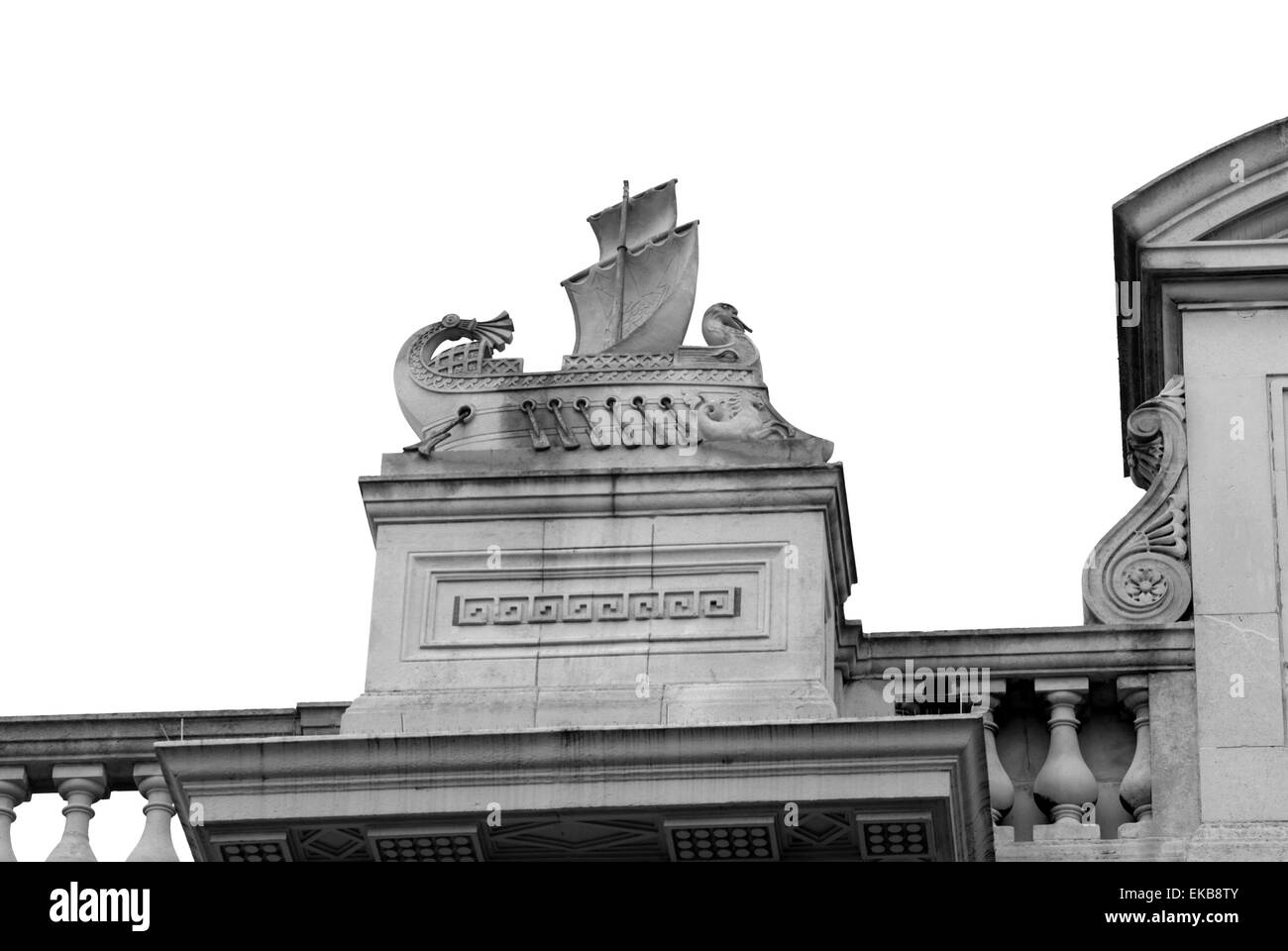 Wikinger-Schiff-Statue auf einem Gebäude in London Stockfoto