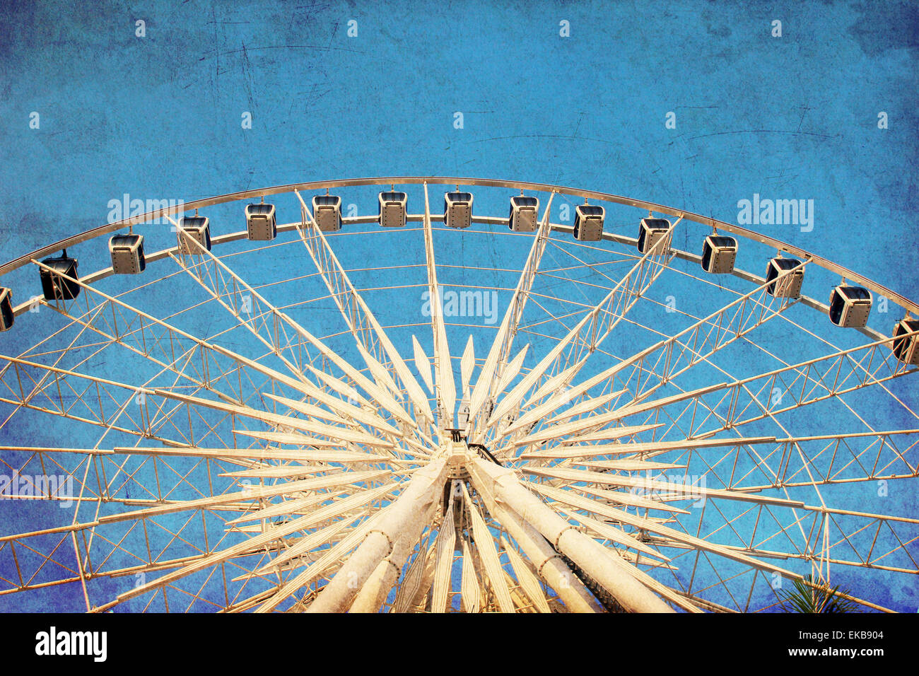 Riesenrad mit blauem Himmel, Foto im Bildstil der alten Stockfoto