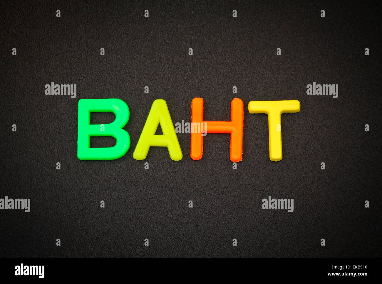 Baht in bunten Spielzeug Buchstaben auf schwarzem Hintergrund Stockfoto