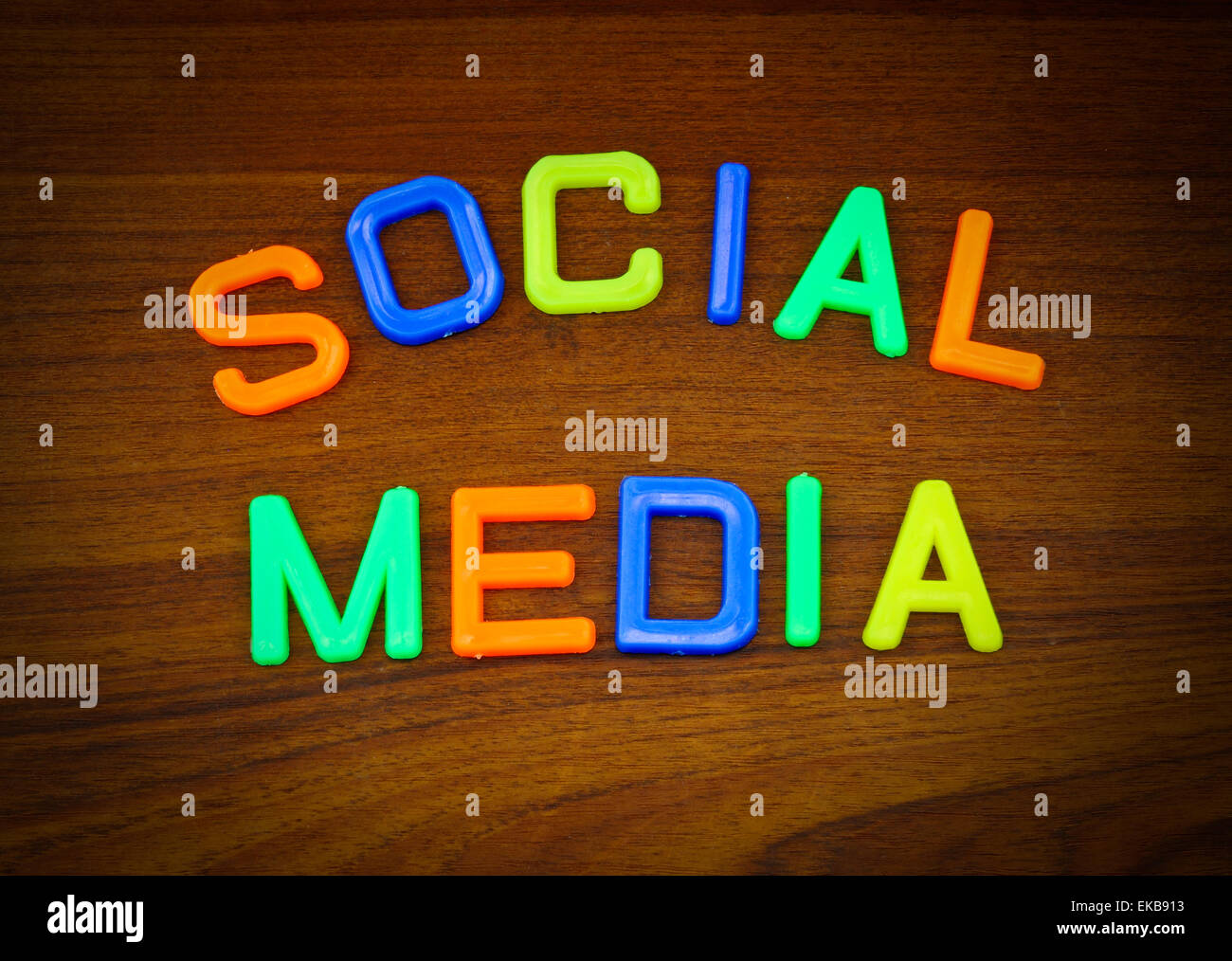 Social Media in der bunten Spielzeug-Buchstaben auf Holz Hintergrund Stockfoto