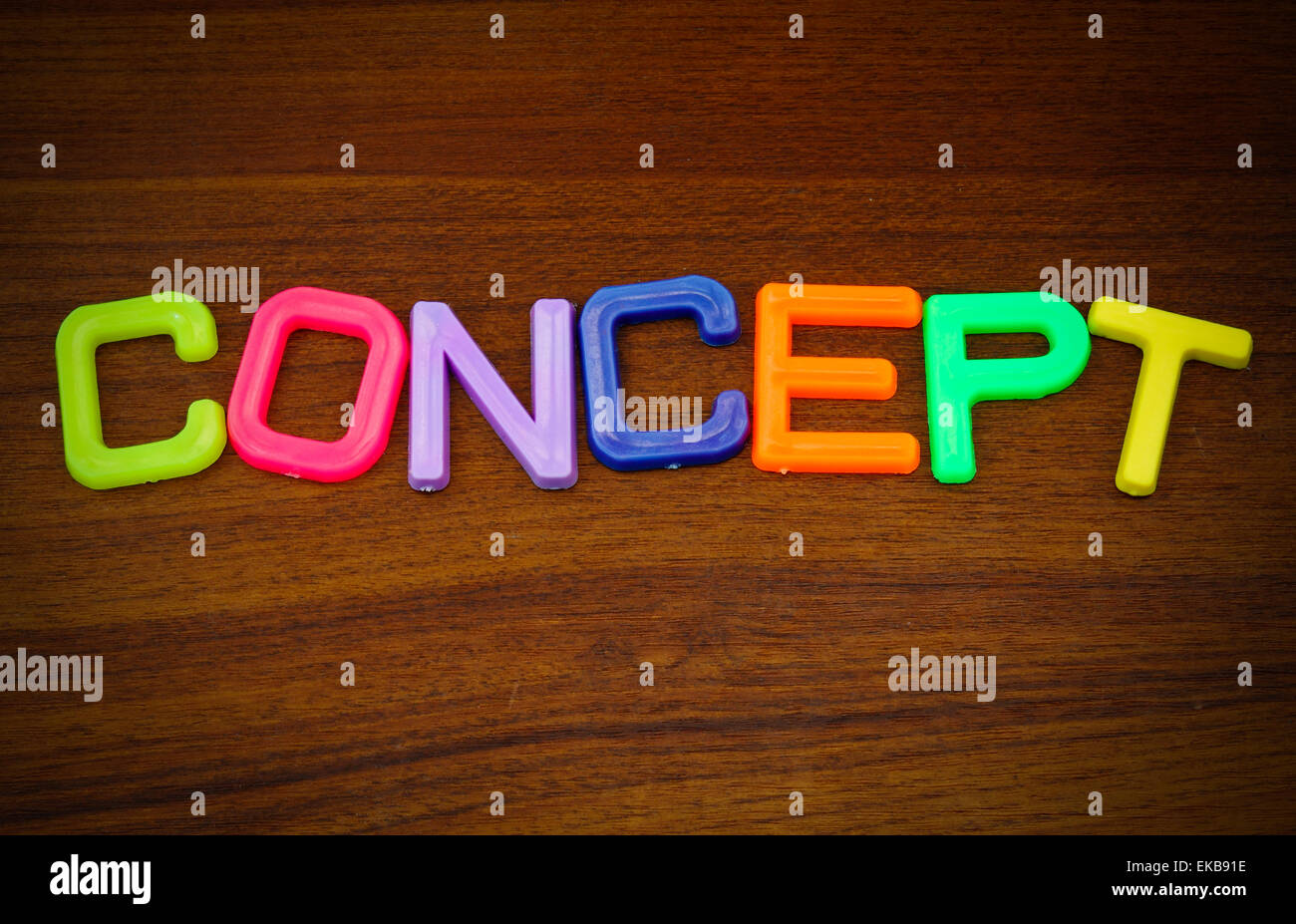 Konzept in bunten Spielzeug-Buchstaben auf Holz Hintergrund Stockfoto