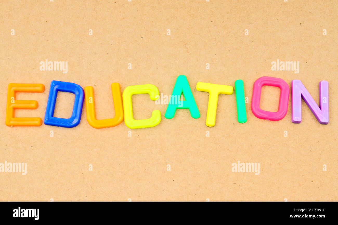 Bildung in bunten Spielzeug-Buchstaben auf Papierhintergrund Stockfoto