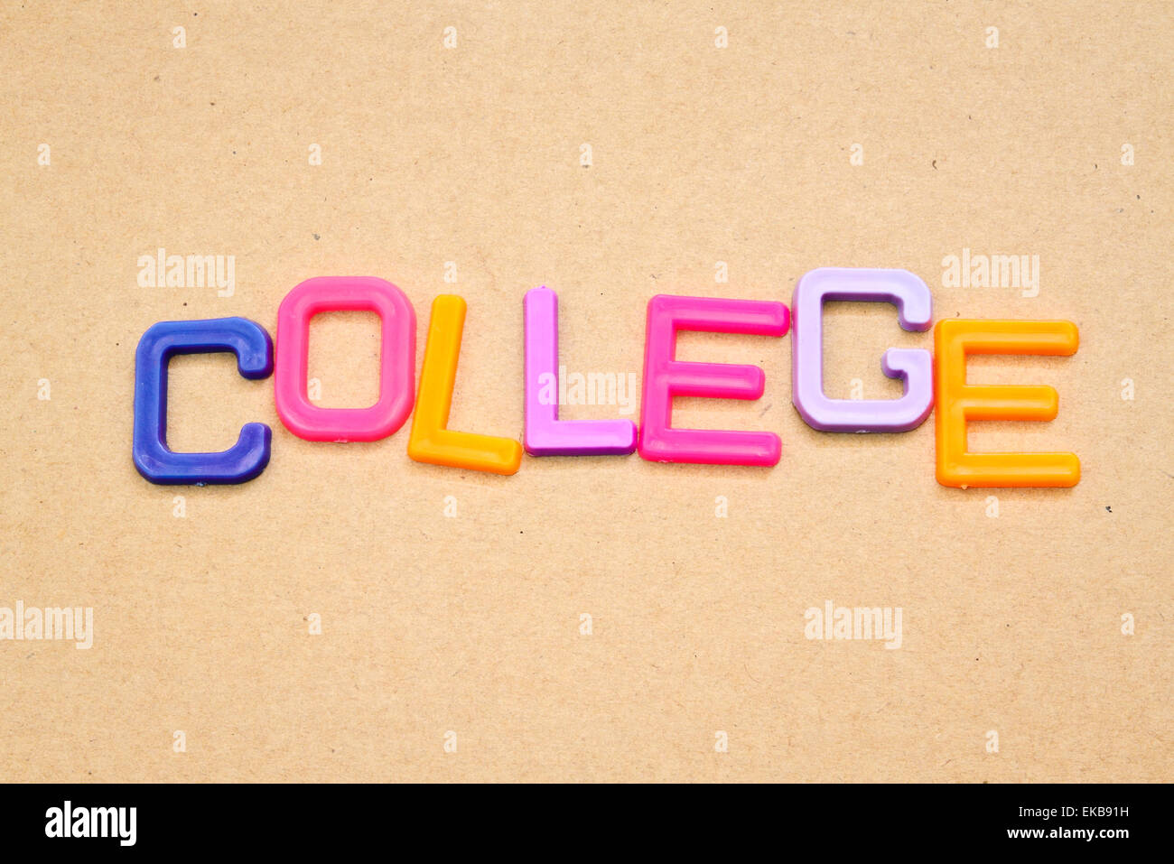 Hochschule in bunten Spielzeug-Buchstaben auf Papierhintergrund Stockfoto