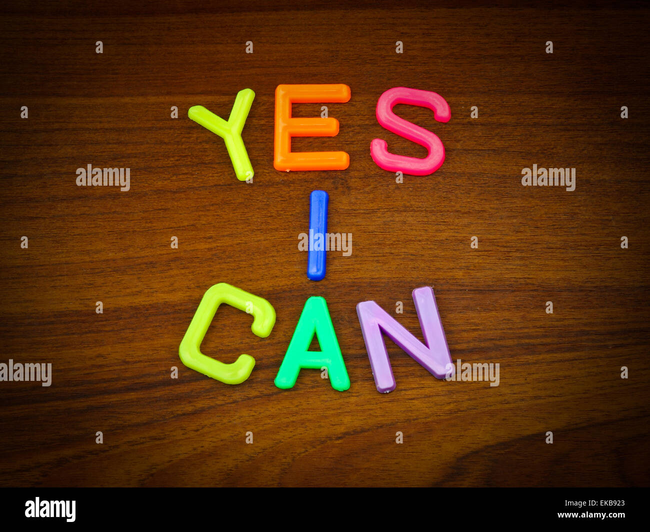 Ja das kann ich in bunten Spielzeug-Buchstaben auf Holz Hintergrund Stockfoto