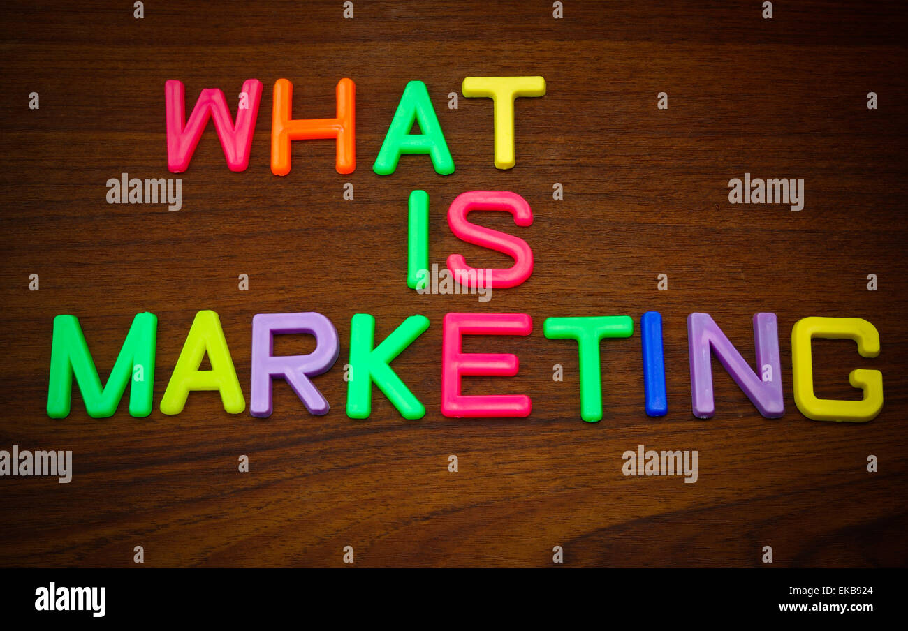 Was ist marketing in bunten Spielzeug-Buchstaben auf Holz Hintergrund Stockfoto