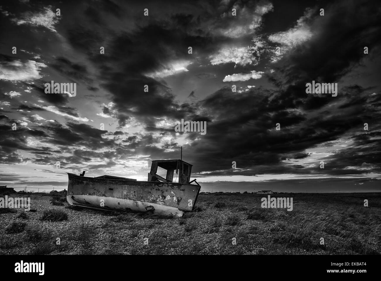 Angelboot/Fischerboot auf Kies Strand Landschaft bei Sonnenuntergang schwarz-weiß aufgegeben Stockfoto