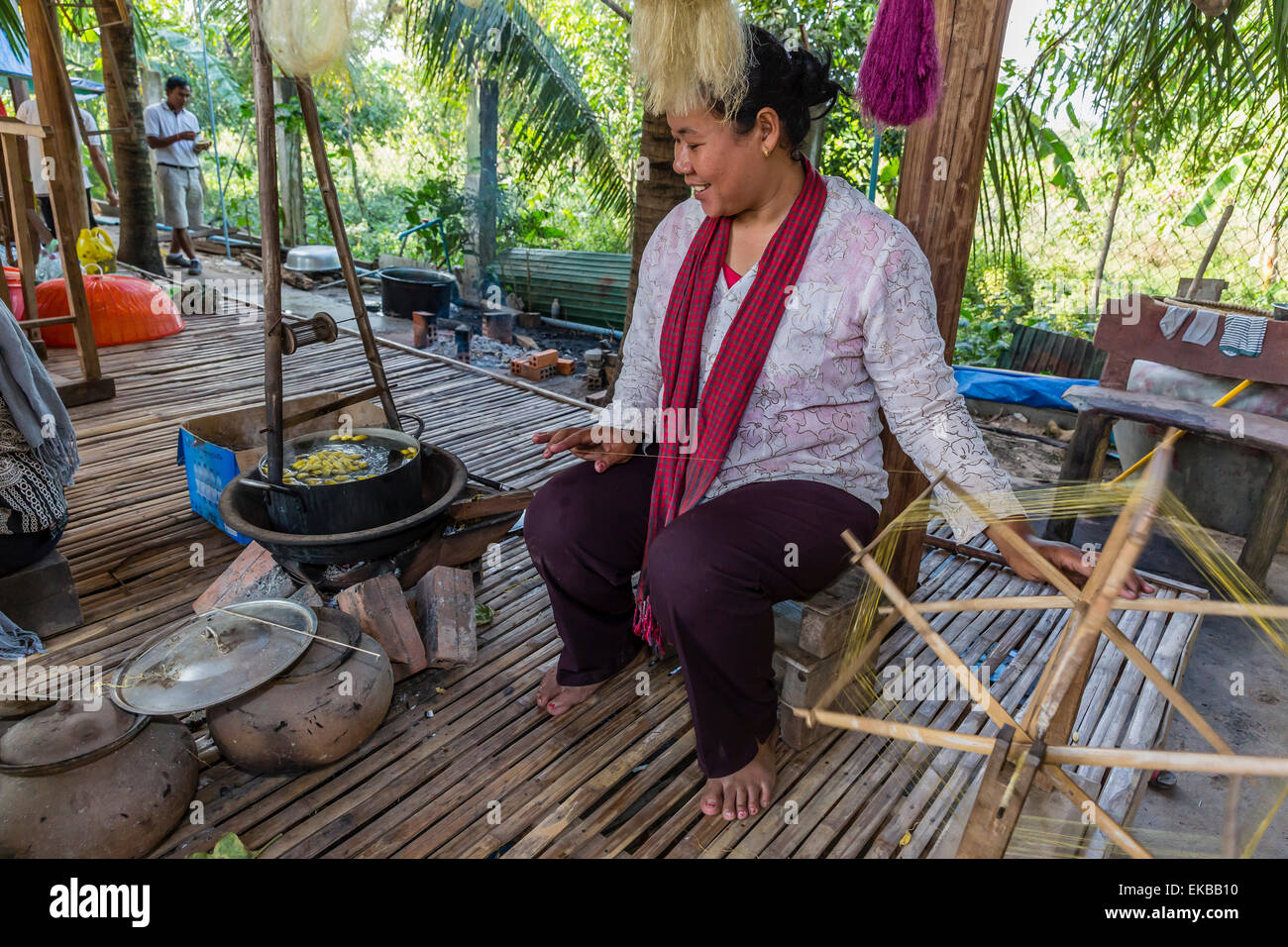Hand spinnen Seide aus Seidenraupen in das Dorf von Koh Oaknha Tey, Indochina, Kambodscha, Asien, Südostasien Stockfoto