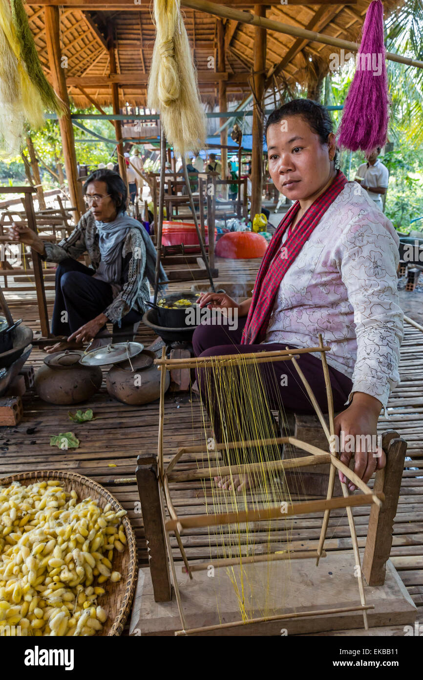 Hand spinnen Seide aus Seidenraupen in das Dorf von Koh Oaknha Tey, Indochina, Kambodscha, Asien, Südostasien Stockfoto