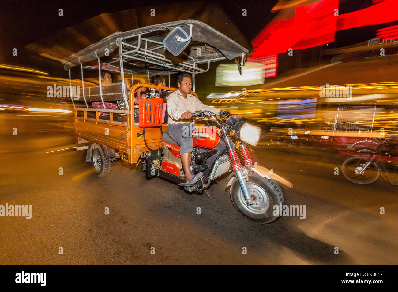 Nacht-Foto von Tuk-Tuk und Fahrer in der Hauptstadt Phnom Penh, Kambodscha, Indochina, Südostasien, Asien Stockfoto