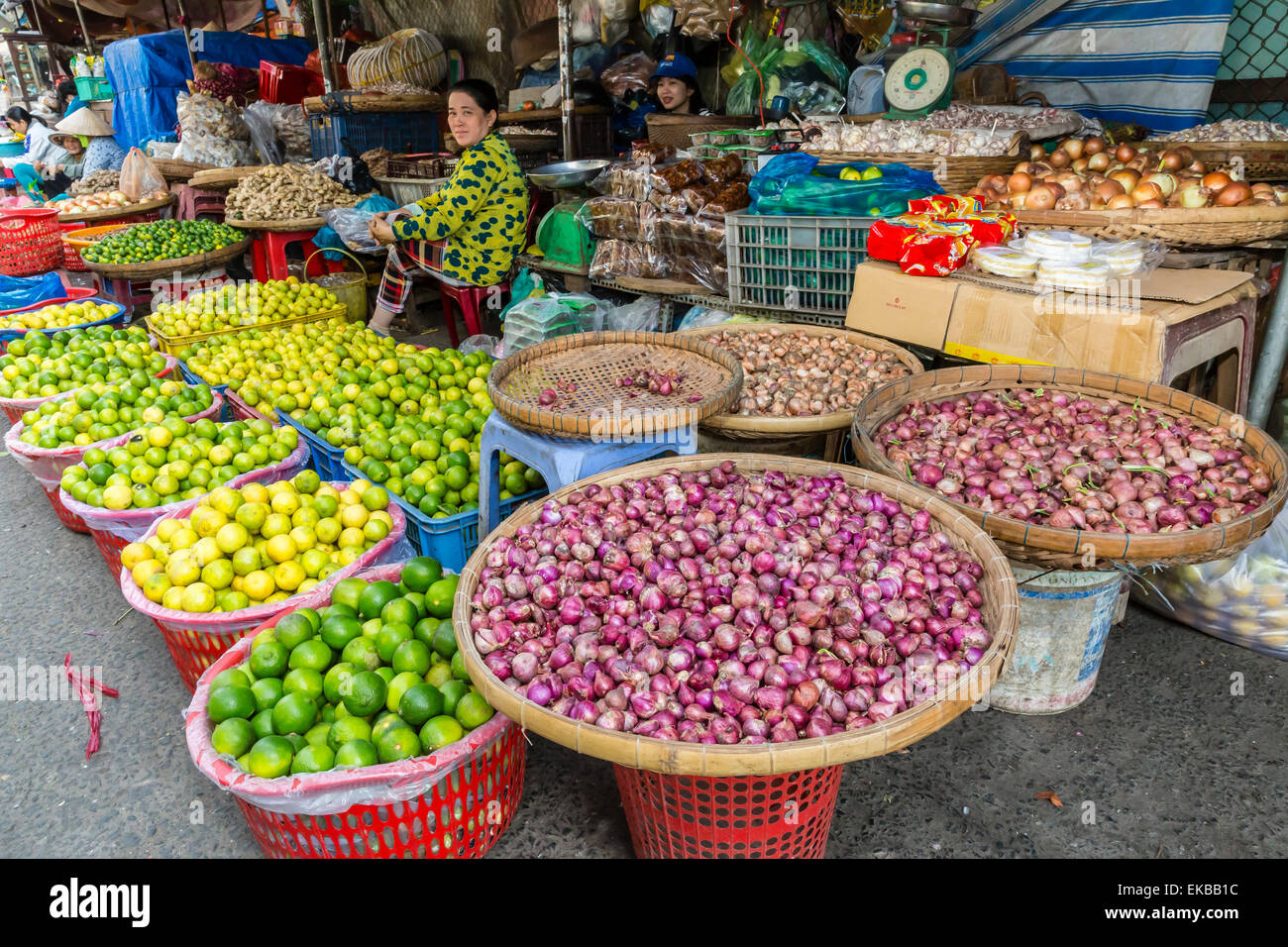 Frisches Obst und Gemüse zum Verkauf auf Markt in Chau Doc, Mekong-Fluss-Delta, Vietnam, Indochina, Südostasien, Asien Stockfoto