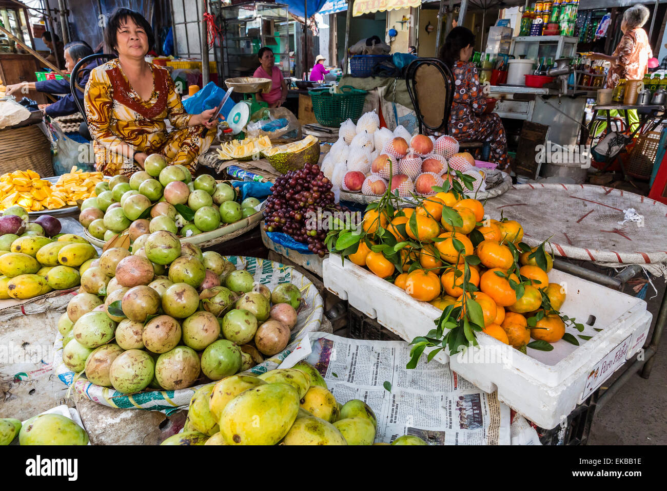 Frisches Obst und Gemüse zum Verkauf auf Markt in Chau Doc, Mekong-Fluss-Delta, Vietnam, Indochina, Südostasien, Asien Stockfoto