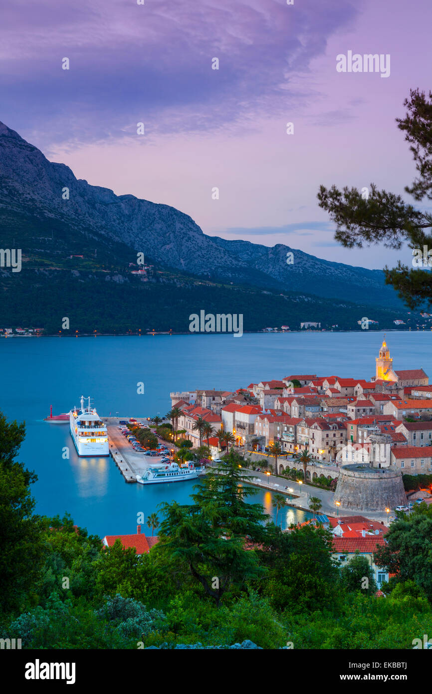 Erhöhte Sicht über Korculas malerischen Stari Grad (alte Stadt) beleuchtet in der Abenddämmerung, Korcula Town, Korcula, Dalmatien, Kroatien Stockfoto