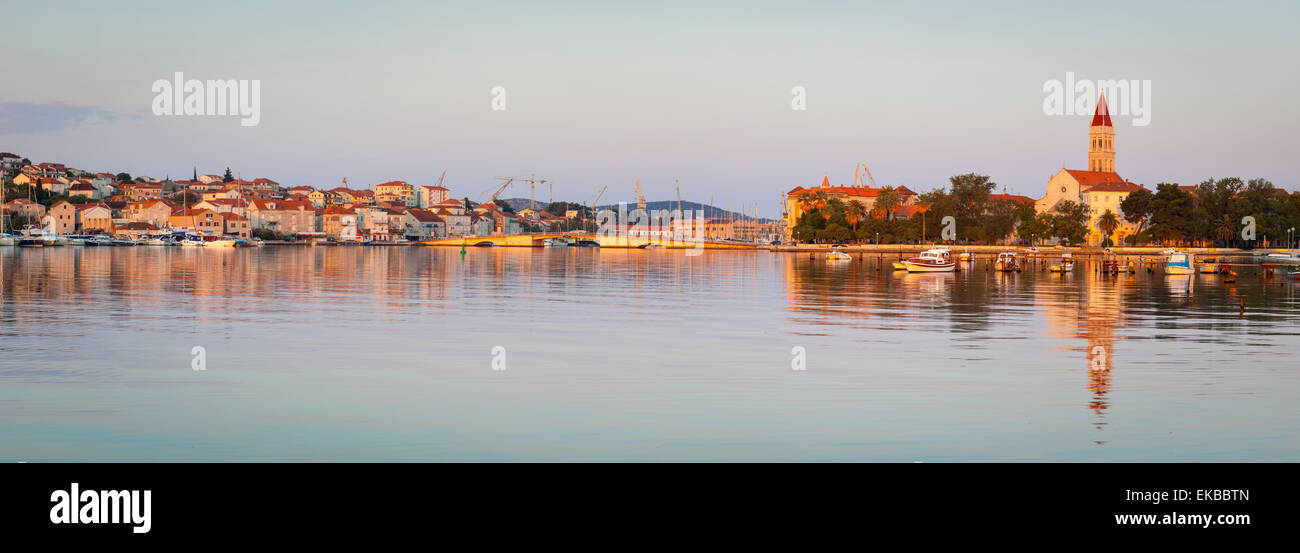 Kathedrale des Heiligen Laurentius beleuchtet bei Sonnenaufgang, Stari Grad (Altstadt), Trogir, Dalmatien, Kroatien, Europa Stockfoto