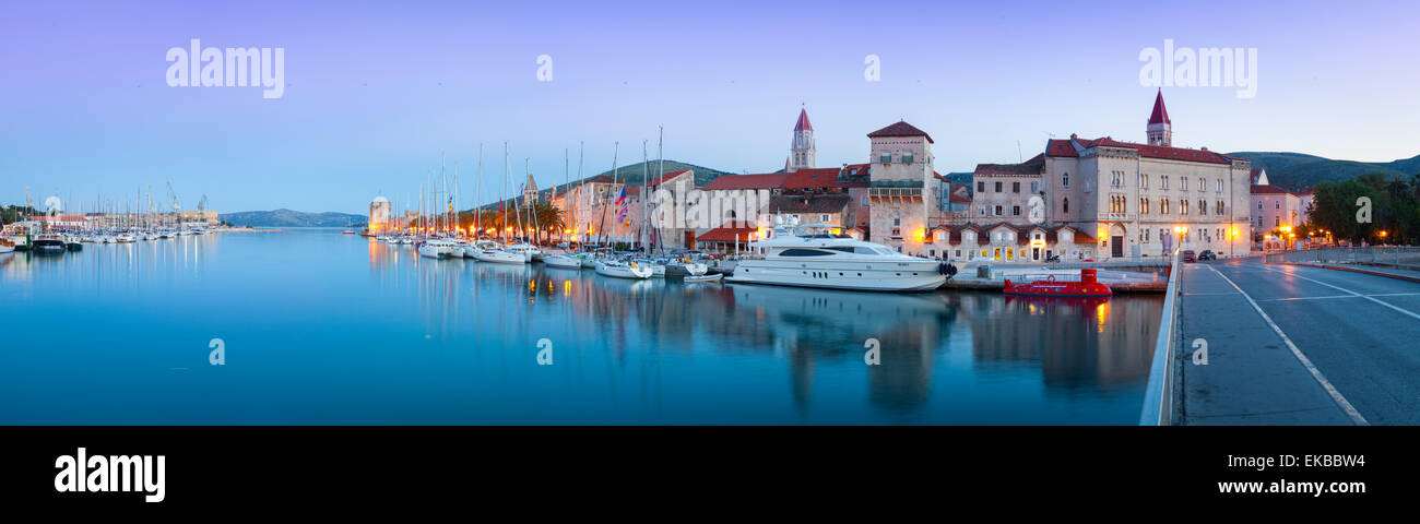 Trogir historische Stari Grad (alte Stadt) Mauern und Hafen, Trogir, Dalmatien, Kroatien, Europa Stockfoto