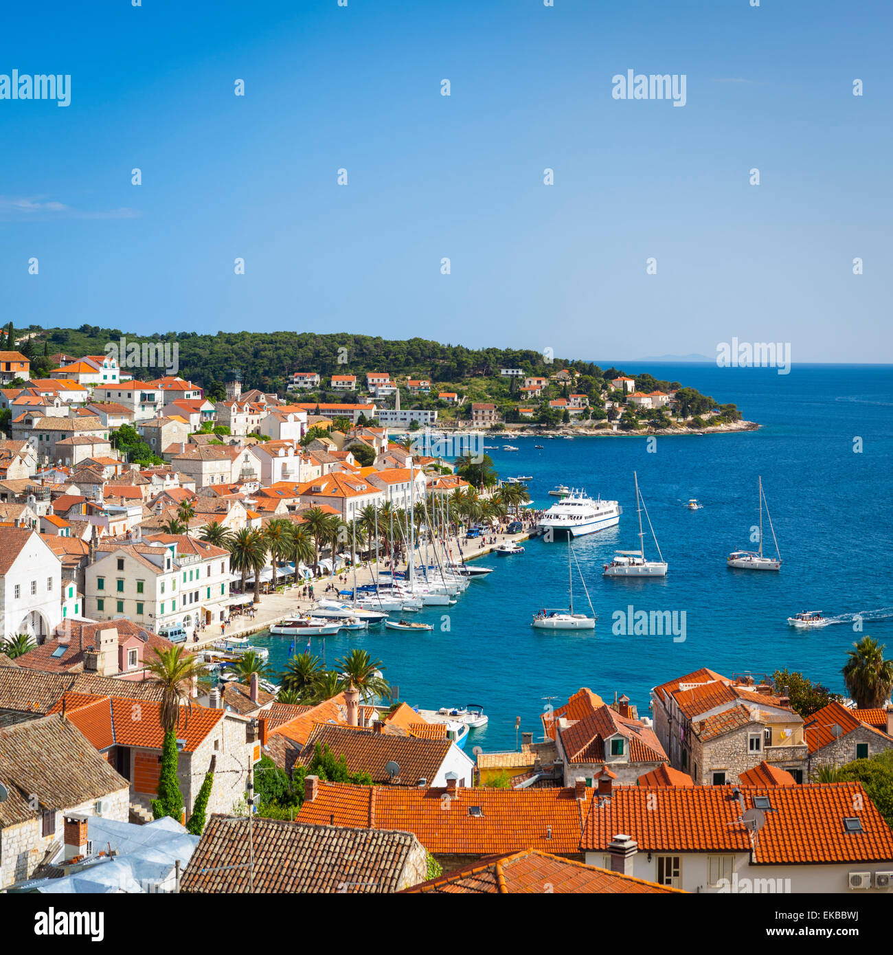 Erhöhten Blick über den malerischen Hafen von Hvar, Stari Grad (Altstadt), Hvar, Dalmatien, Kroatien, Europa Stockfoto