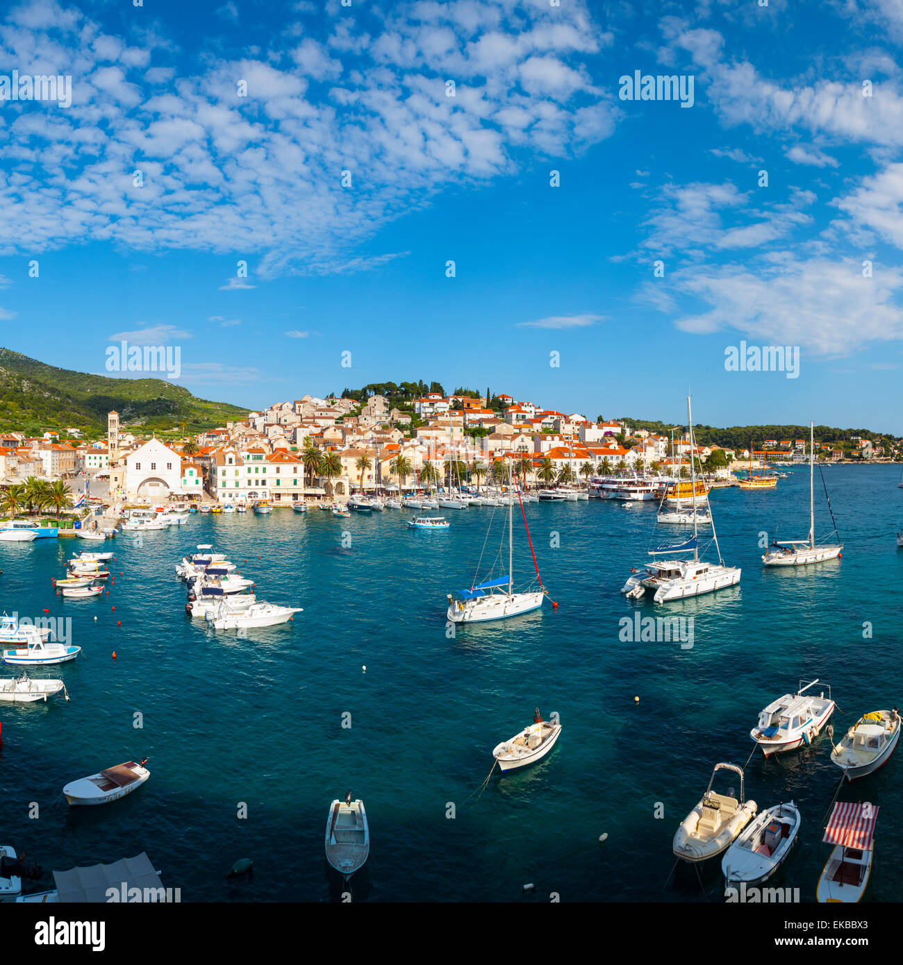 Erhöhten Blick über den malerischen Hafen von Hvar, Stari Grad (Altstadt), Hvar, Dalmatien, Kroatien, Europa Stockfoto