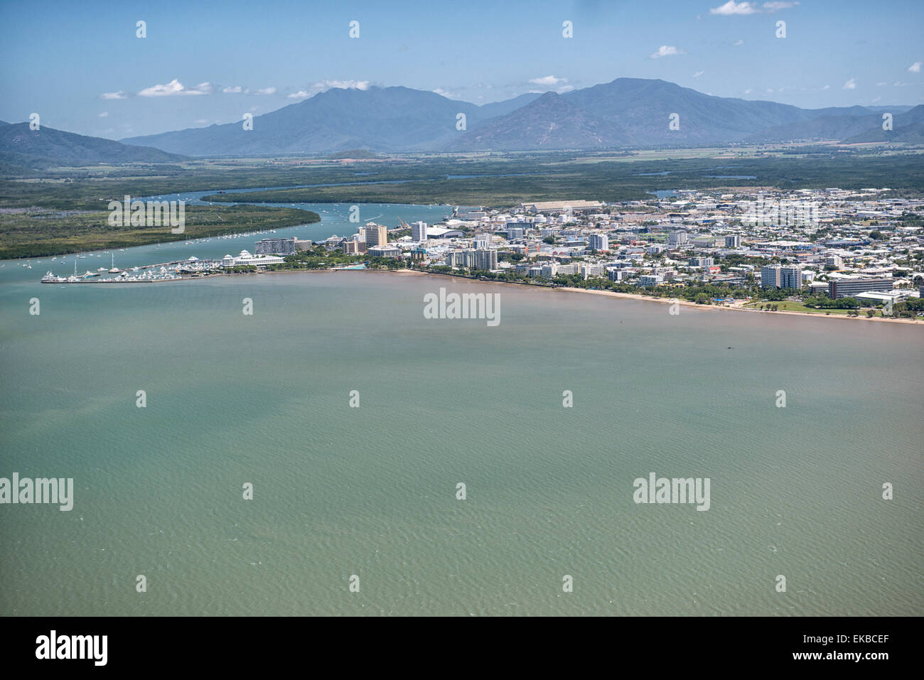 Luftaufnahme der Stadt und der Mündung des Trinity Inlet, Cairns, North Queensland, Australien Stockfoto