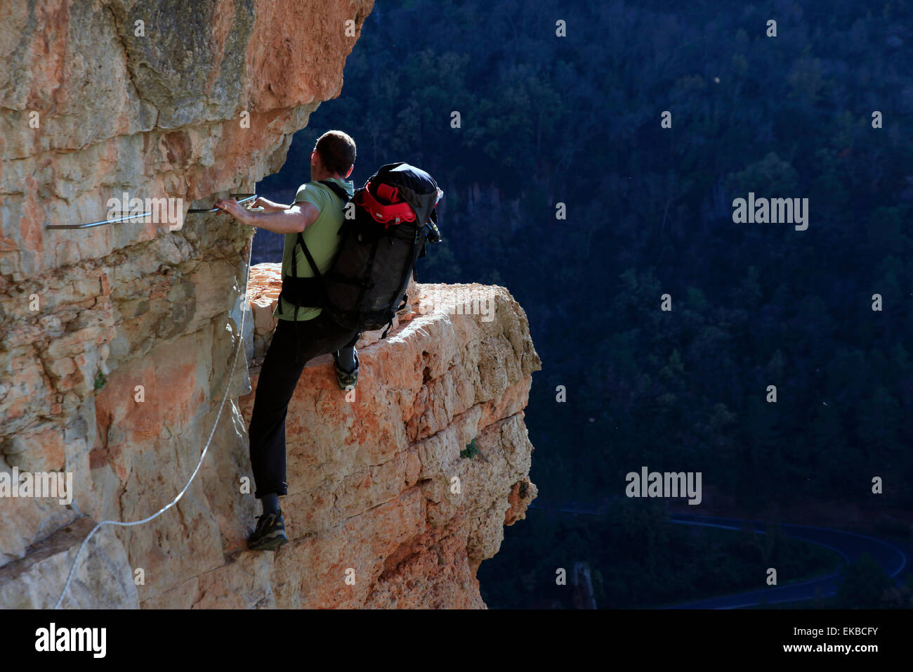Ein Bergsteiger Skalierung eine Via Ferrata in Siurana, Katalonien, Spanien, Europa Stockfoto