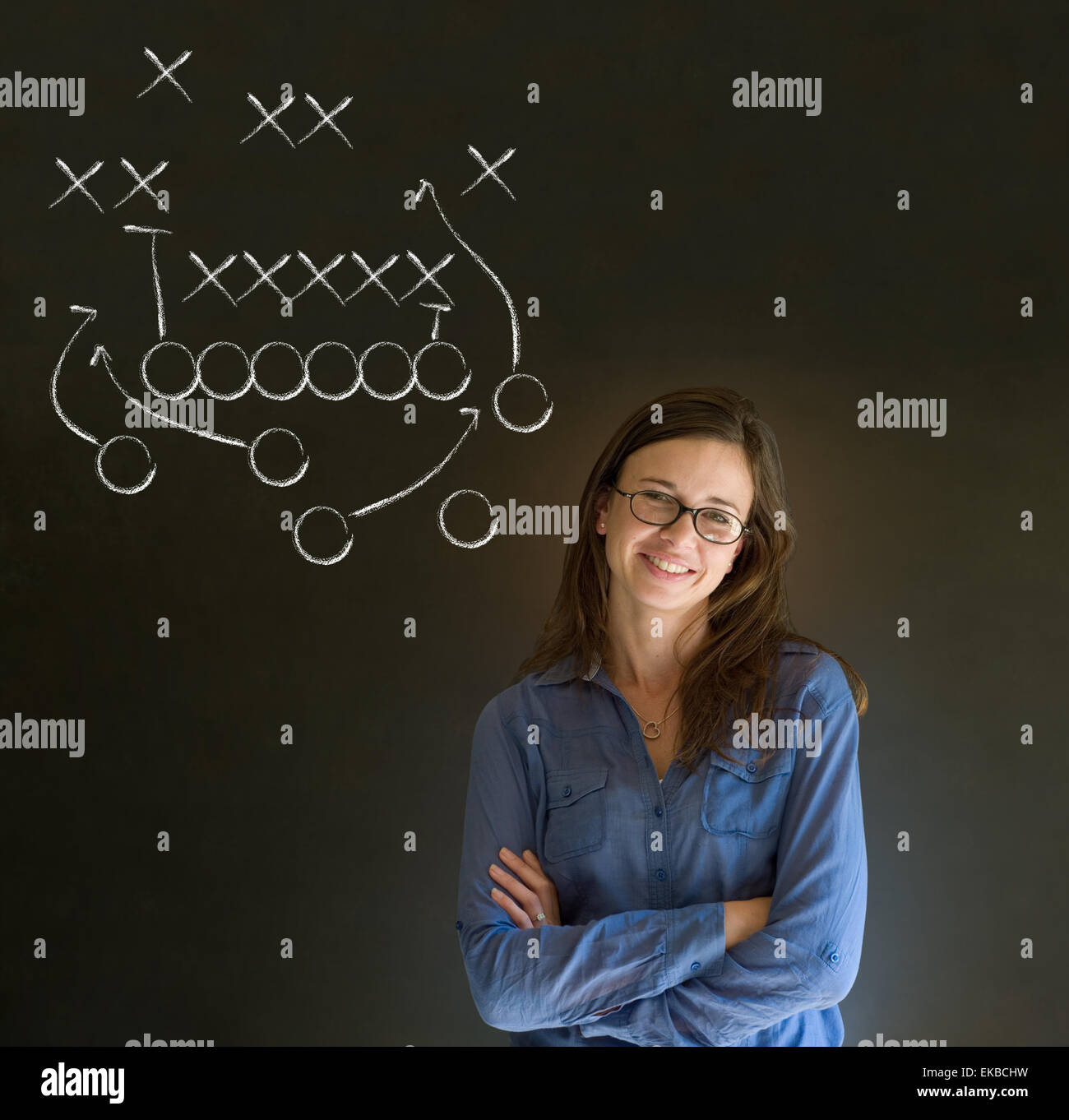 Frau mit American Football Strategie auf Tafel Stockfoto