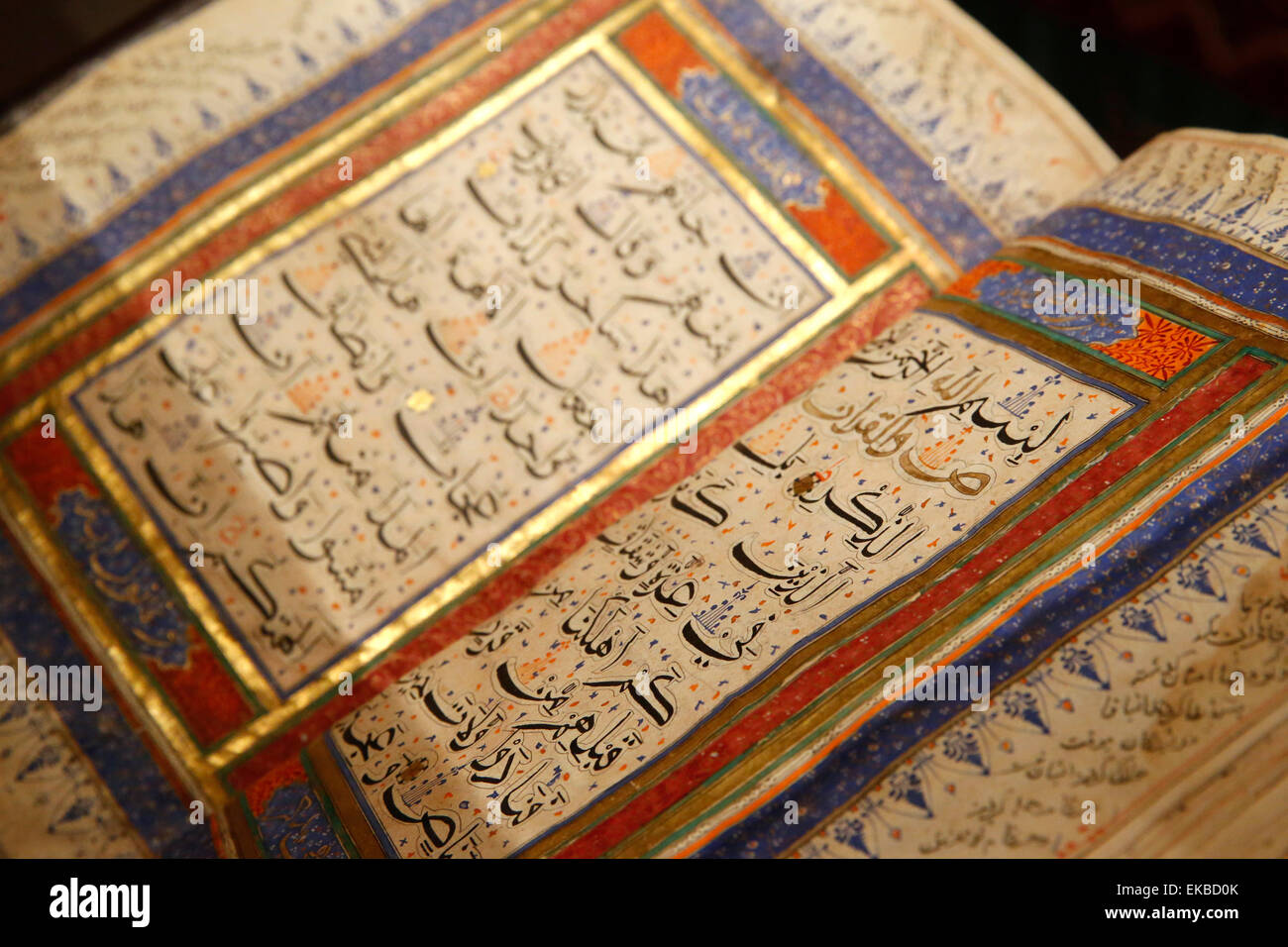 Koran aus dem 15. Jahrhundert in Indien, Institut du Monde Arabe Ausstellung auf der Hadsch, Paris, Frankreich Stockfoto