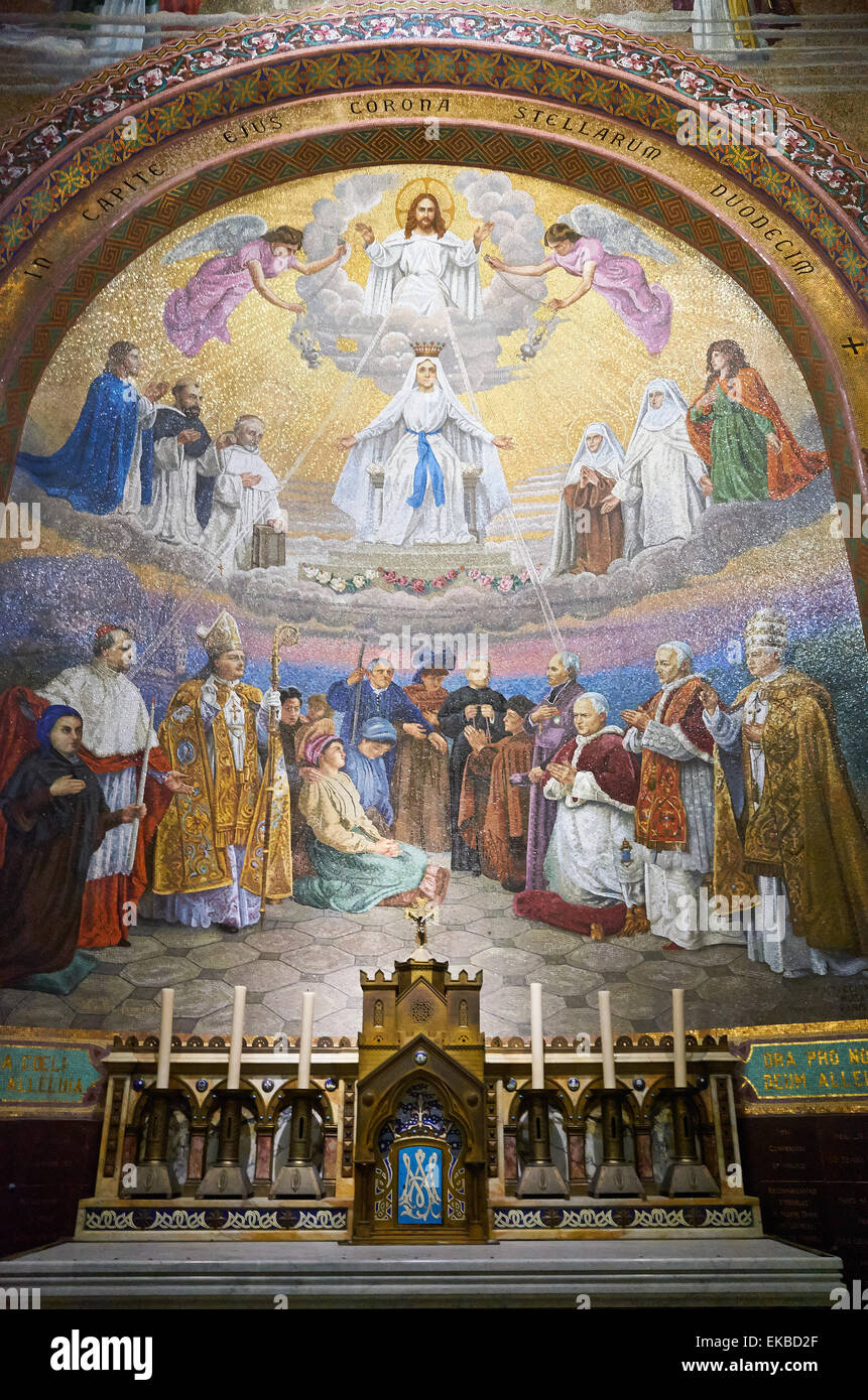 Mosaik von der Krönung der Jungfrau von Lourdes, Wencker, Basilika Notre-Dame du Rosaire, Hautes-Pyrénées, Frankreich Stockfoto