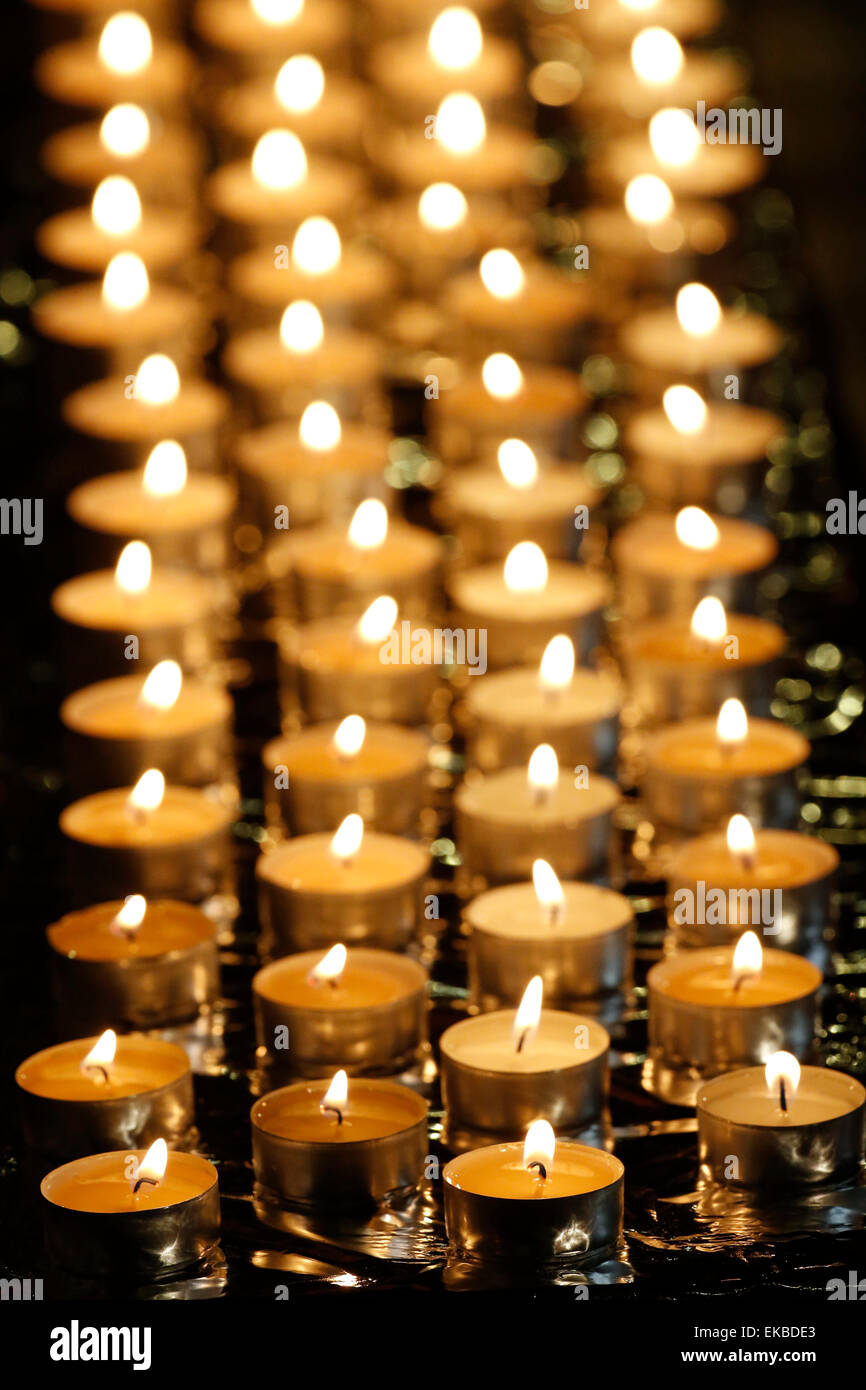 Kerzen, Wesak (Buddhas Geburtstag, erwachen und Nirvana) Feier an der großen buddhistischen Tempel, Frankreich Stockfoto