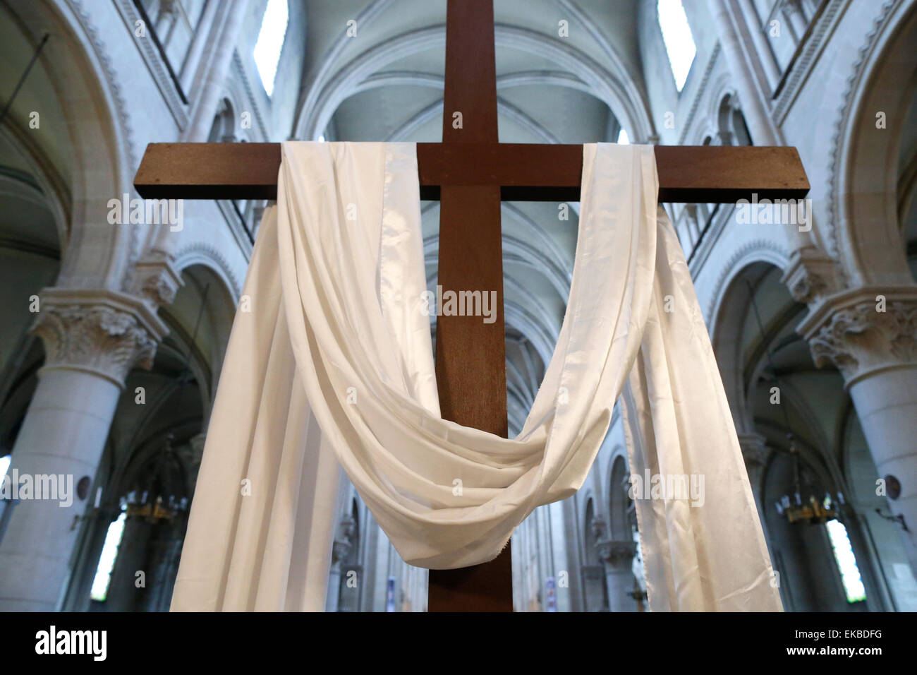 Das Kreuz und das weiße Tuch symbolisiert die Auferstehung von Jesus, Karwoche, St. Ambroise Kirche, Paris, Frankreich, Europa Stockfoto