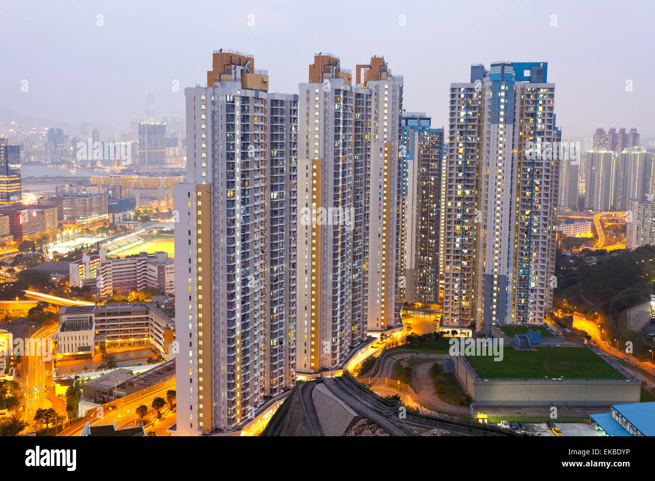 Apartments in Hongkong bei Nacht Stockfoto