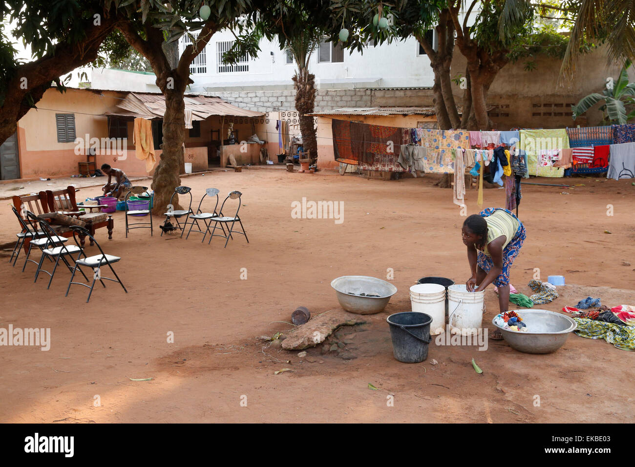 Afrikanische Frau machen die Gerichte, Lome, Togo, West Afrika, Afrika Stockfoto