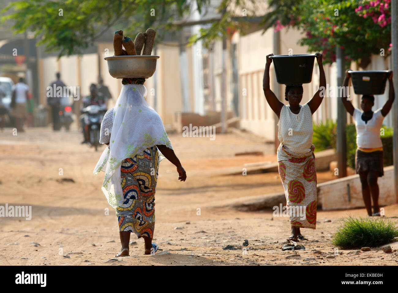Afrikanische Frauen, die die großen Schüsseln auf dem Kopf, Lome, Togo, West Afrika, Afrika Stockfoto